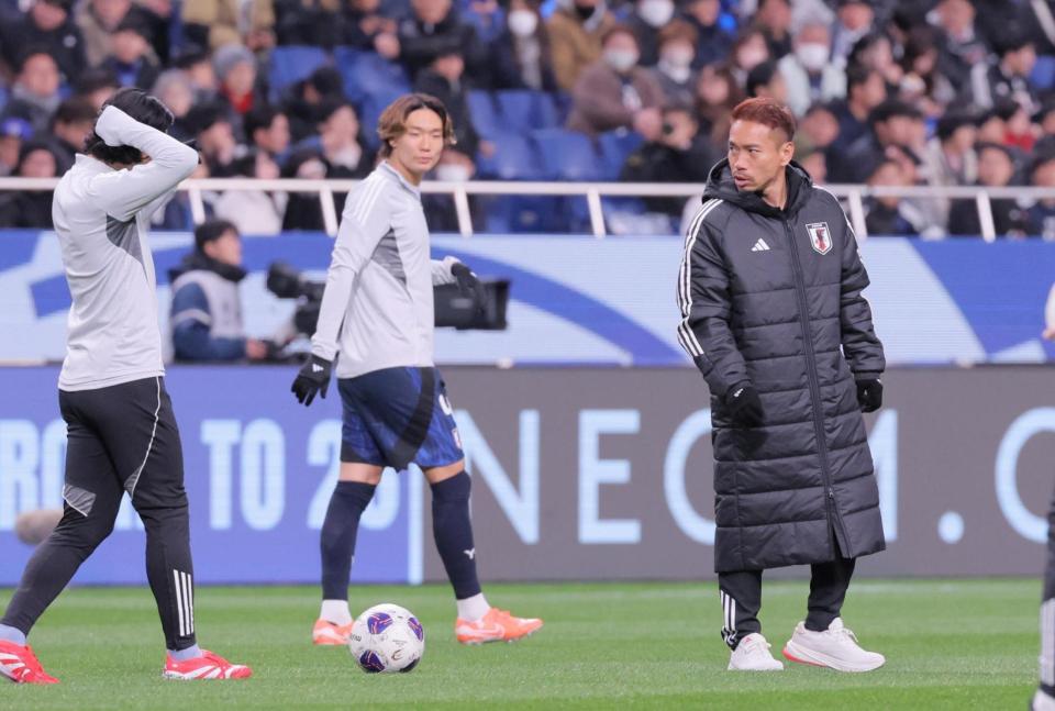 　試合前、日本代表イレブンに声をかける長友佑都（右）＝撮影・棚橋慶太