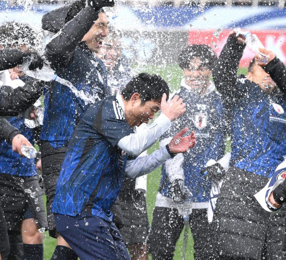 　水をかけられる日本代表・森保監督（中央）＝撮影・堀内翔