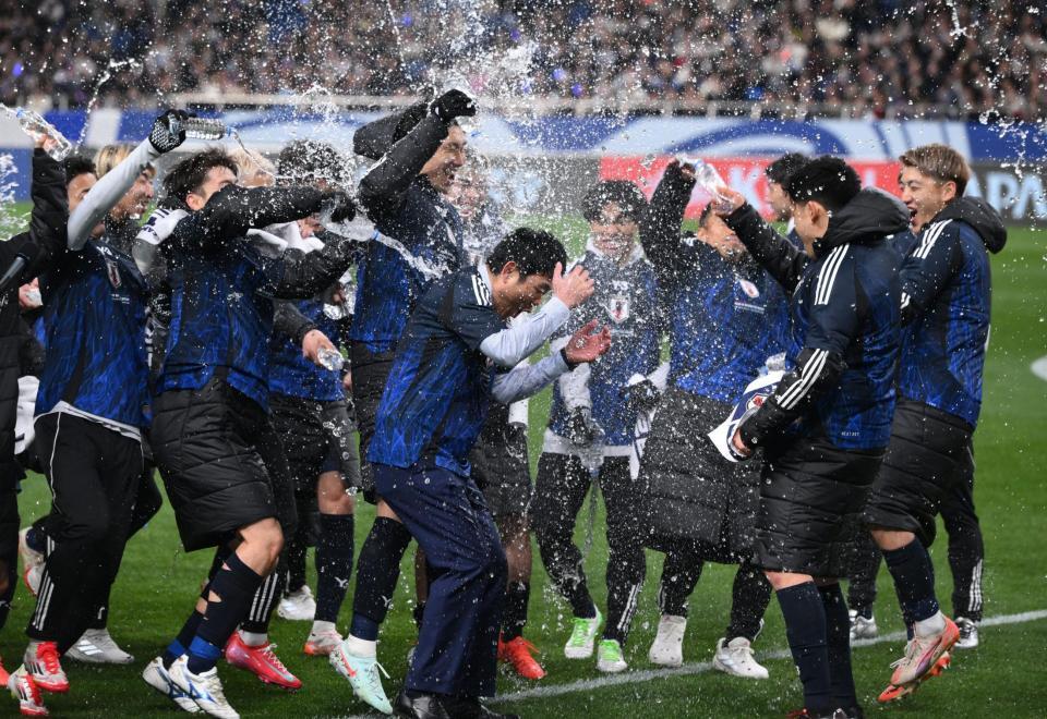 　水をかけられる日本代表・森保監督（中央）＝撮影・堀内翔