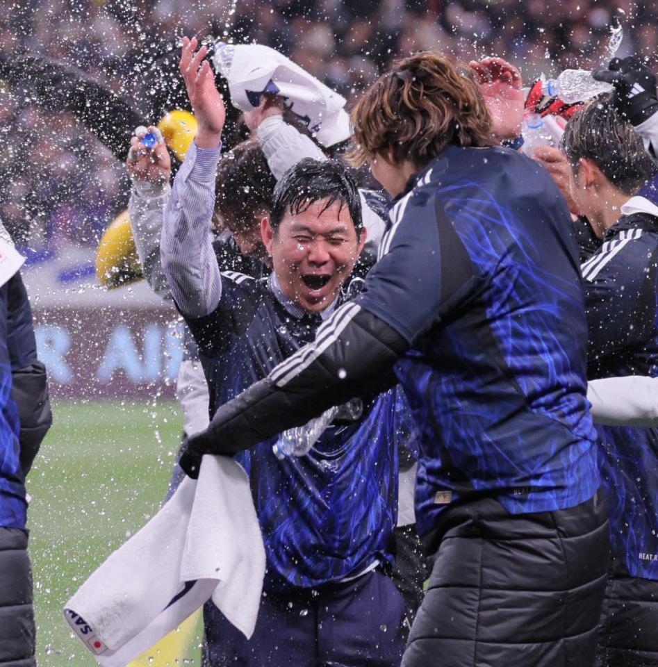　選手からのウオータシャワーの祝福に笑顔の日本代表・森保監督（撮影・棚橋慶太）