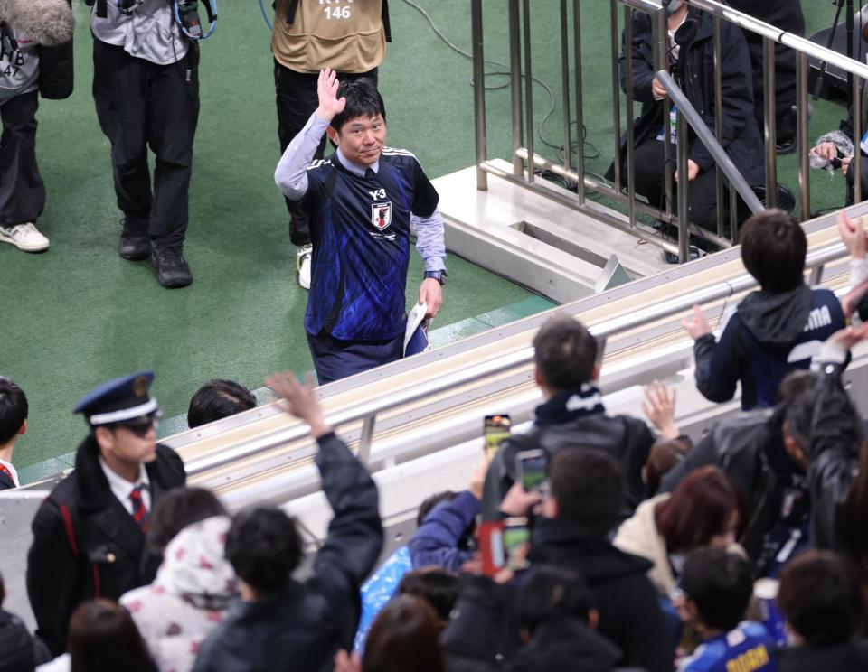 　ファンに手を振る日本代表・森保監督（撮影・西岡正）