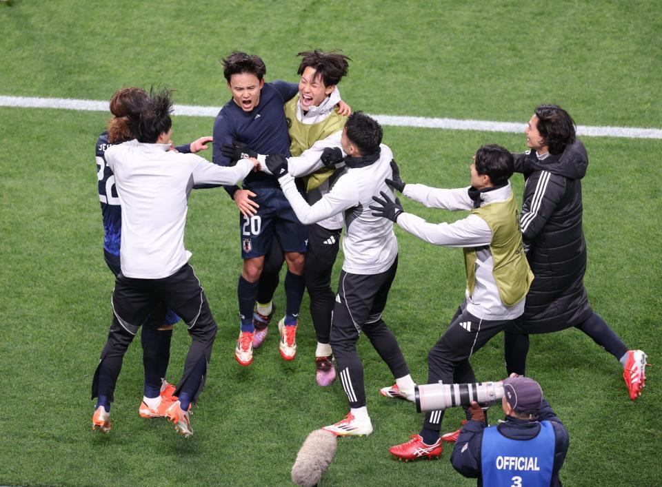 　後半、ゴールを決め、イレブンと喜び合う日本代表・久保建英（左から３人目）＝撮影・西岡正
