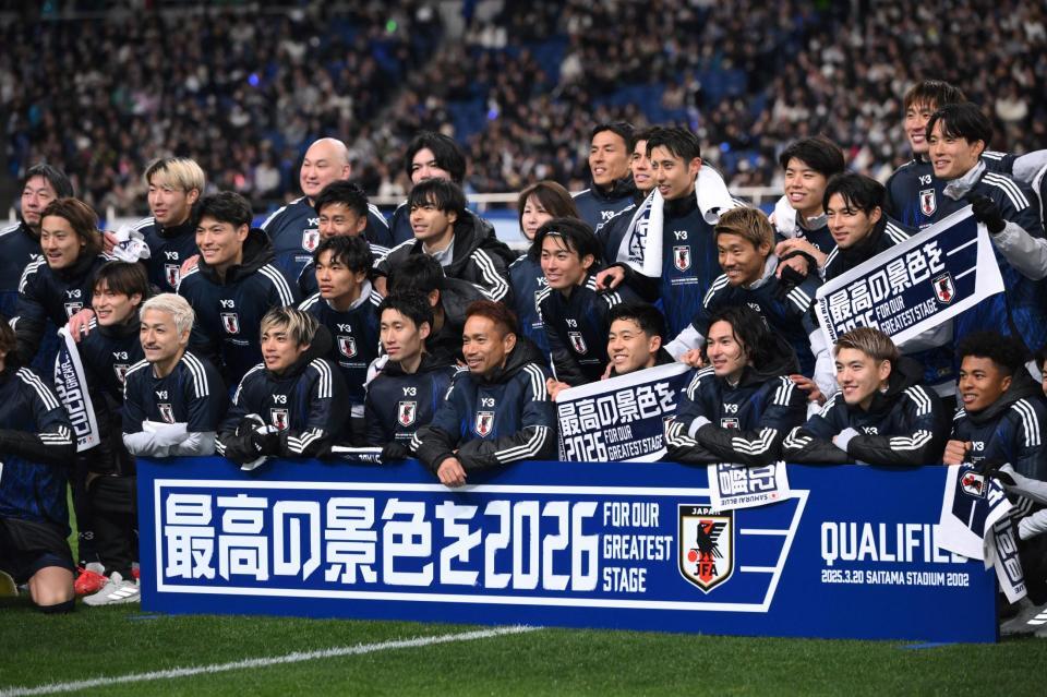 　Ｗ杯出場を決めて記念撮影をする日本代表イレブン（撮影・堀内翔）