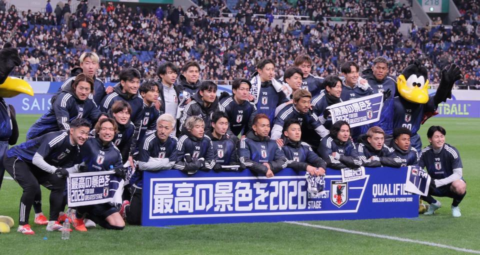 　Ｗ杯を決め記念写真に納まる日本代表イレブン（撮影・棚橋慶太）