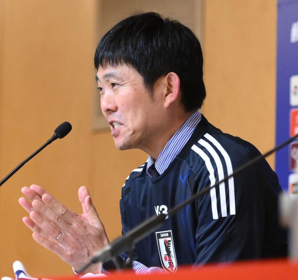 　記者会見を終えて報道陣に向けて拍手をする日本代表・森保監督（撮影・堀内翔）