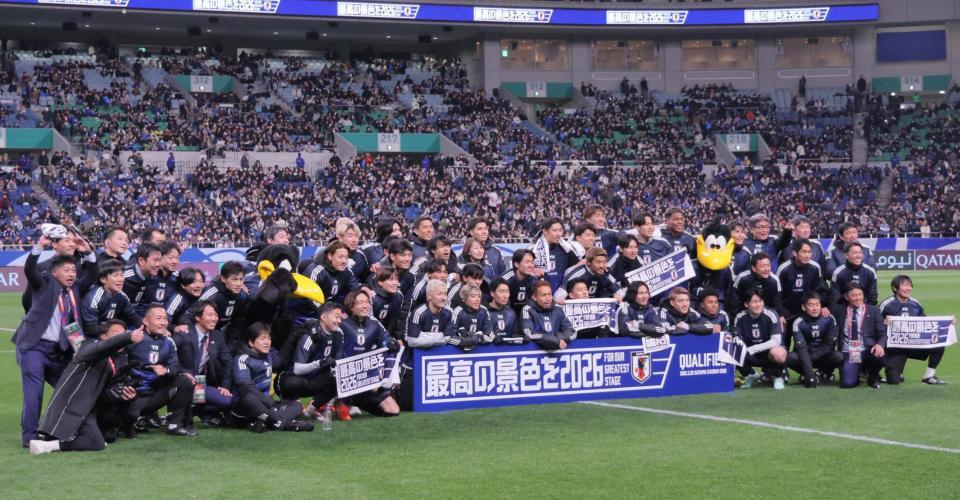 　記念写真に納まる日本代表イレブンと関係者（撮影・棚橋慶太）