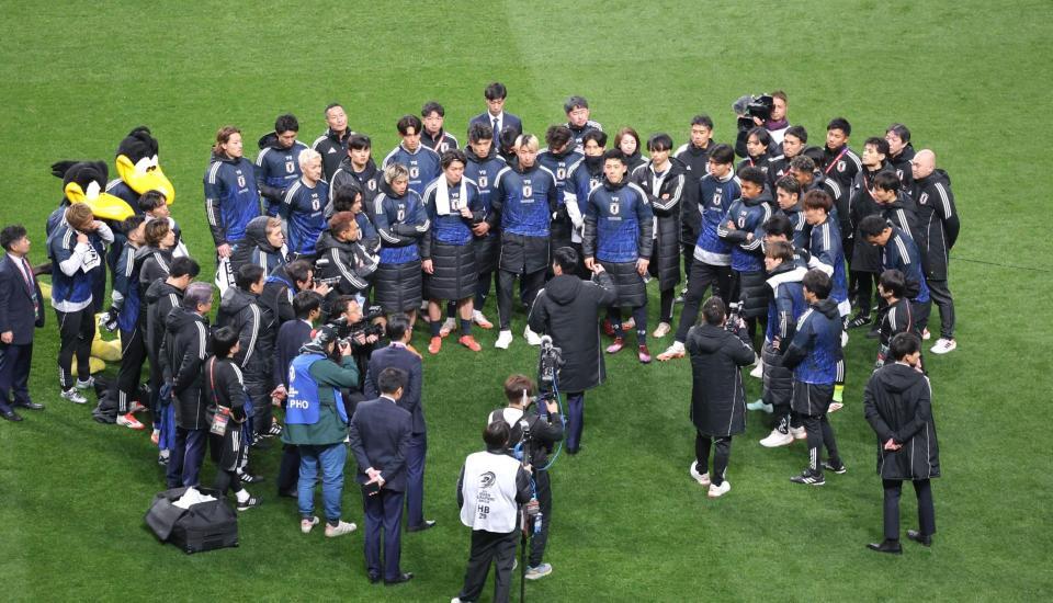 　森保監督の話を聞く日本イレブン（撮影・西岡正）