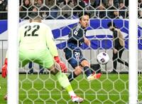 　後半、チーム２点目のゴールを決める久保（撮影・棚橋慶太）