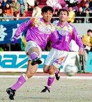 　Ｊリーグの広島でプレーする森保一氏（左）＝１９９４年