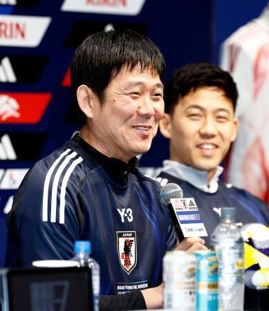 　サッカーＷ杯北中米３カ国大会への出場を決め、記者会見する森保一監督（左）＝２１日、千葉市内