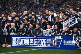 　Ｗ杯出場を決めて記念撮影をする日本代表イレブン＝２０日