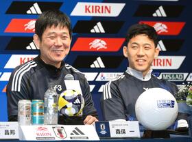 　Ｗ杯出場を決めたバーレーン戦から一夜明けて会見を行った日本代表・森保一監督（左）、遠藤航（撮影・堀内翔）