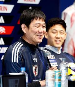　サッカーＷ杯北中米３カ国大会への出場を決め、記者会見する森保一監督（左）＝２１日、千葉市内