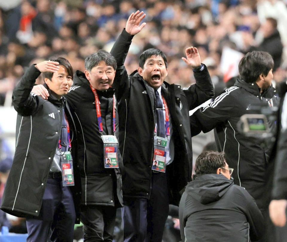 　Ｗ杯を決めコーチ陣と喜ぶ森保監督（左から３人目）＝撮影・棚橋慶太