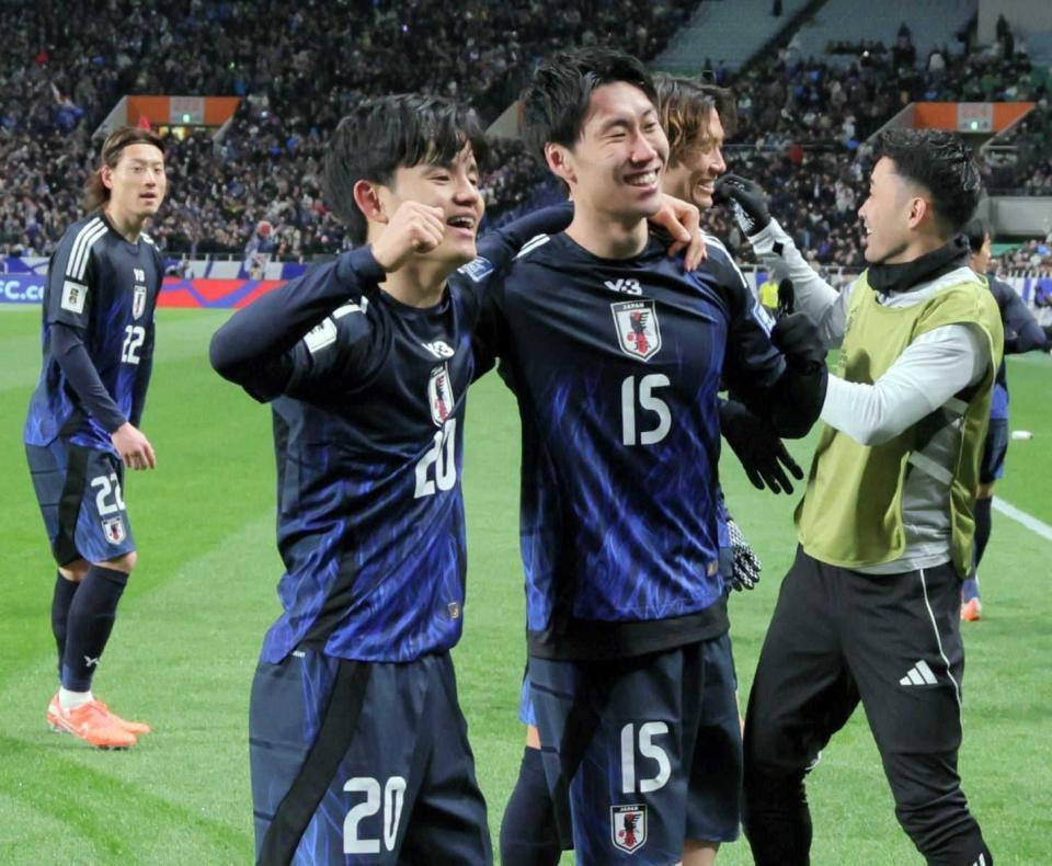 　後半、先制ゴールを決め、久保（手前左）と笑顔をみせる鎌田