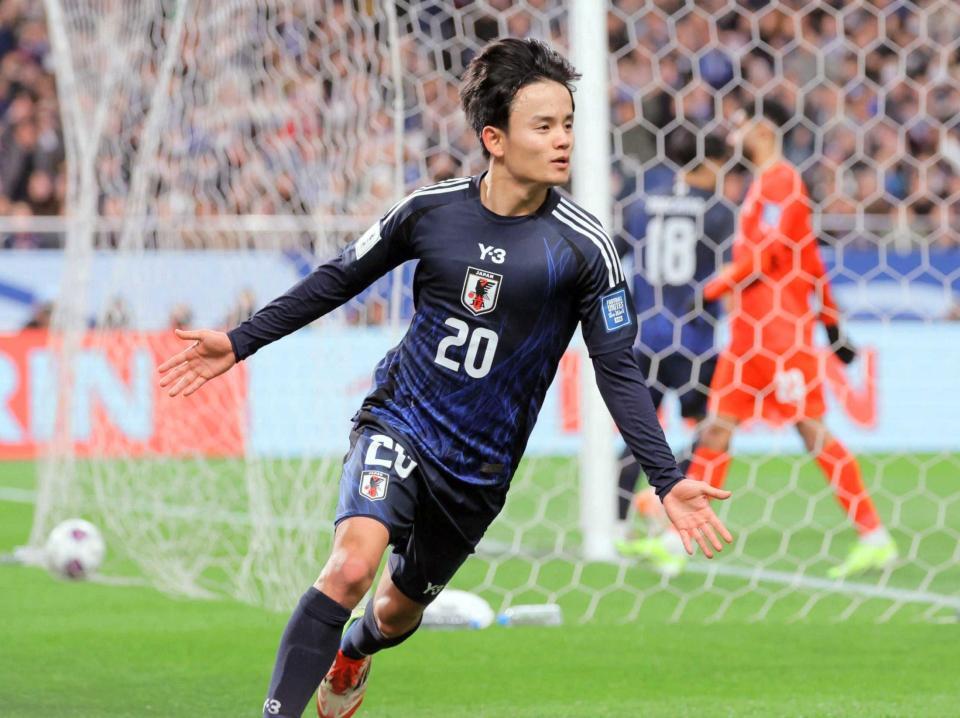 　後半、追加点のゴールを決め、走り出す久保（撮影・棚橋慶太）