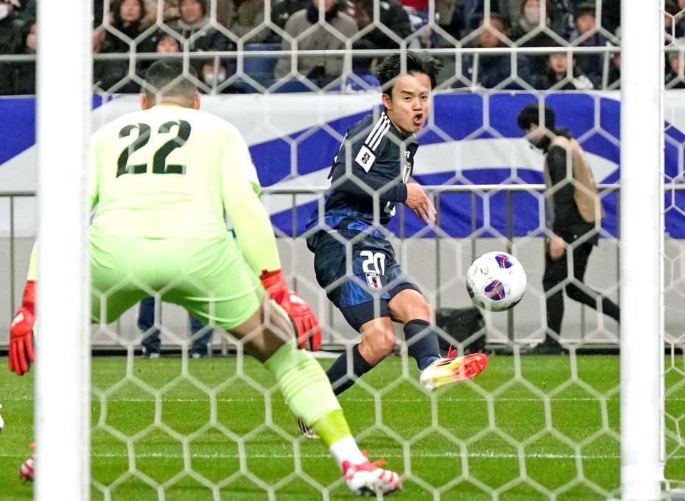 　後半、チーム２点目のゴールを決める久保（撮影・棚橋慶太）