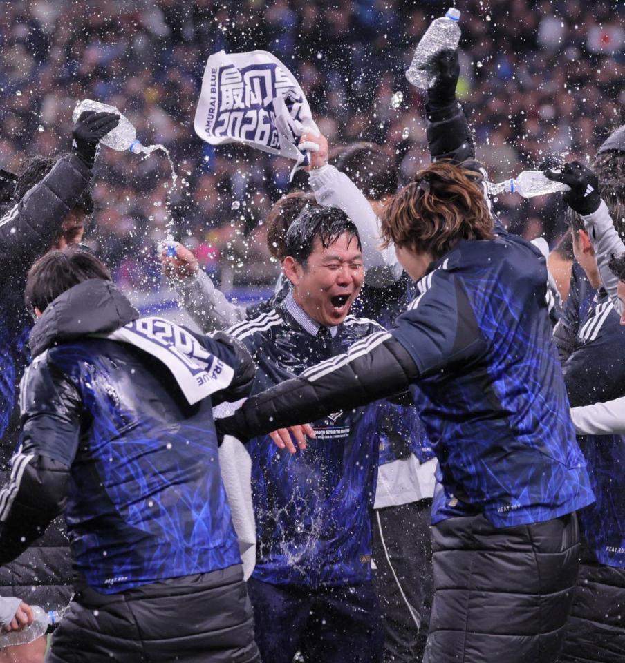 　選手からのウオータシャワーの祝福に笑顔の日本代表・森保監督（撮影・棚橋慶太）