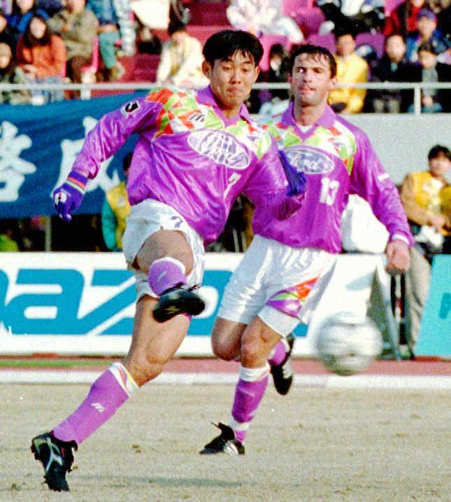 　Ｊリーグの広島でプレーする森保一氏（左）＝１９９４年
