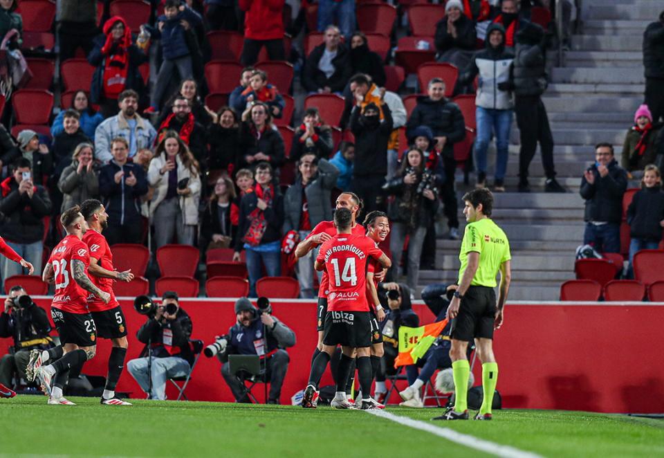 　ゴールを決めてチームメートに祝福される浅野