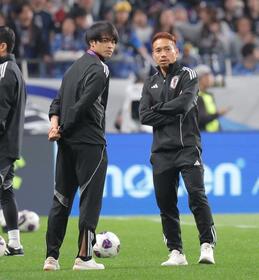 　練習を見守る日本・三笘薫（左）と長友佑都（撮影・西岡正）
