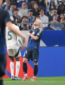 　前半、決定機を逃し、天を仰ぐ前田大然（撮影・伊藤笙子）