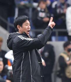 　後半、指示を出す日本・森保一監督（撮影・西岡正）