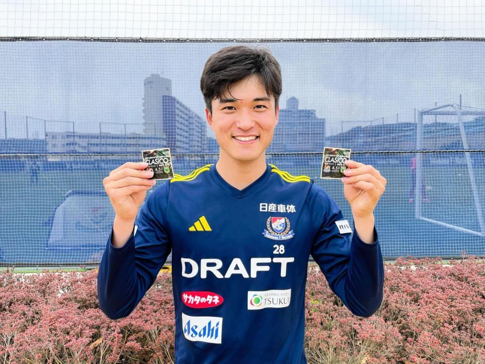 　「ＣＬＡＳＩＣＯ」ステッカーを手に笑顔を見せる横浜ＭのＭＦ山根陸　©１９９２　Ｙ．ＭＡＲＩＮＯＳ