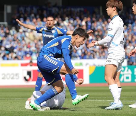 　前半、同点ゴールを決め喜ぶ町田・岡村大八（撮影・吉澤敬太）