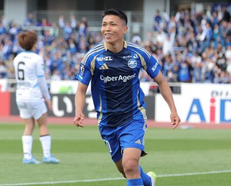 　後半、ゴールを決め笑顔で駆け出す町田・西村拓真（撮影・吉澤敬太）