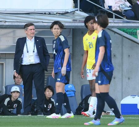 　後半、険しい表情のニールセン監督（左）＝撮影・西田忠信