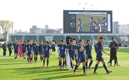 　試合後、場内一周する女子日本代表イレブン（撮影・西田忠信）