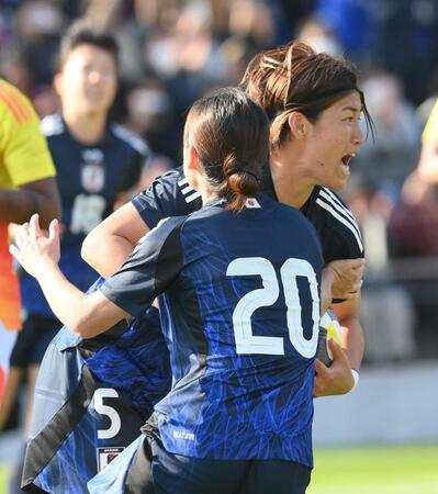 　後半アディショナルタイム、ＰＫを決め松窪真心（２０）と喜ぶ高橋はな（撮影・西田忠信）