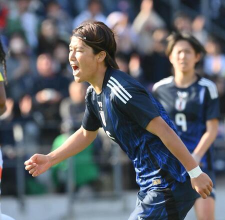 　後半アディショナルタイム、ＰＫを決めほえる高橋はな（撮影・西田忠信）