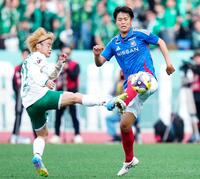 　後半、東京Ｖ・山見（左）と競り合う横浜Ｍ・諏訪間