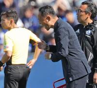 　前半、大声で叫ぶ町田・黒田剛監督（撮影・吉澤敬太）