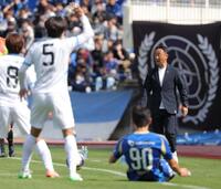 　前半、ピッチサイドで指示を出す町田・黒田監督（撮影・吉澤敬太）