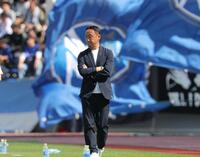 　ピッチサイドで指揮を執る町田・黒田監督（撮影・吉澤敬太）