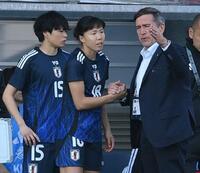 　後半、杉田（中央）と話し込むニールセン監督（右）＝撮影・西田忠信