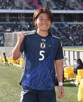 　試合後、同点ゴールを決めた高橋はなは笑顔でポーズする（撮影・西田忠信）