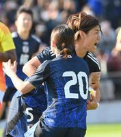 　後半アディショナルタイム、ＰＫを決め松窪真心（２０）と喜ぶ高橋はな（撮影・西田忠信）