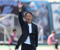 　後半、ピッチサイドで指揮する町田・黒田監督（撮影・吉澤敬太）