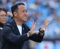 　後半、選手に指示を出す町田・黒田監督（撮影・吉澤敬太）
