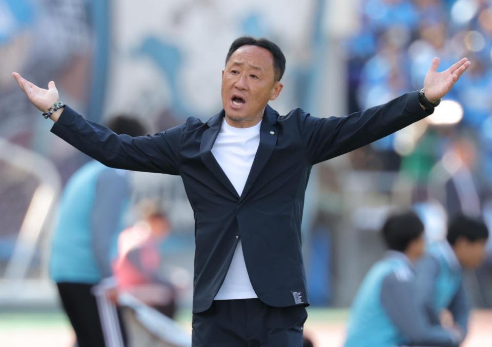 　後半、判定に抗議する町田・黒田剛監督（撮影・吉澤敬太）