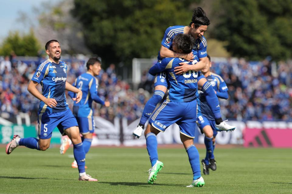 　前半、同点ゴールを決め、中山（上）らに抱きつかれて祝福される岡村（撮影・吉澤敬太）