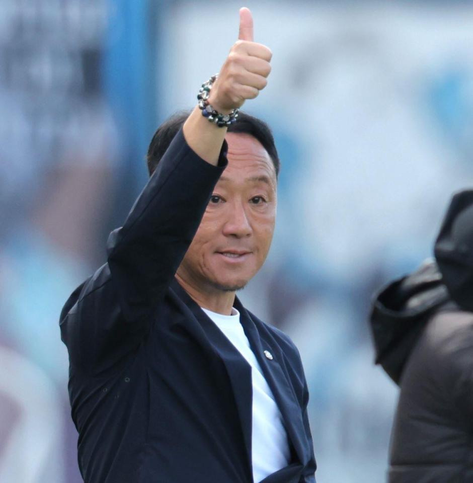 　後半、ゴールを決めた西村拓真に向かってサムアップポーズを見せる町田・黒田監督（撮影・吉澤敬太）