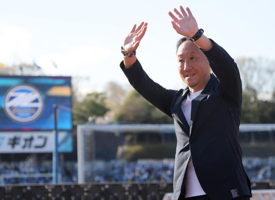 　試合後、サポーターにあいさつする町田・黒田剛監督（撮影・吉澤敬太）