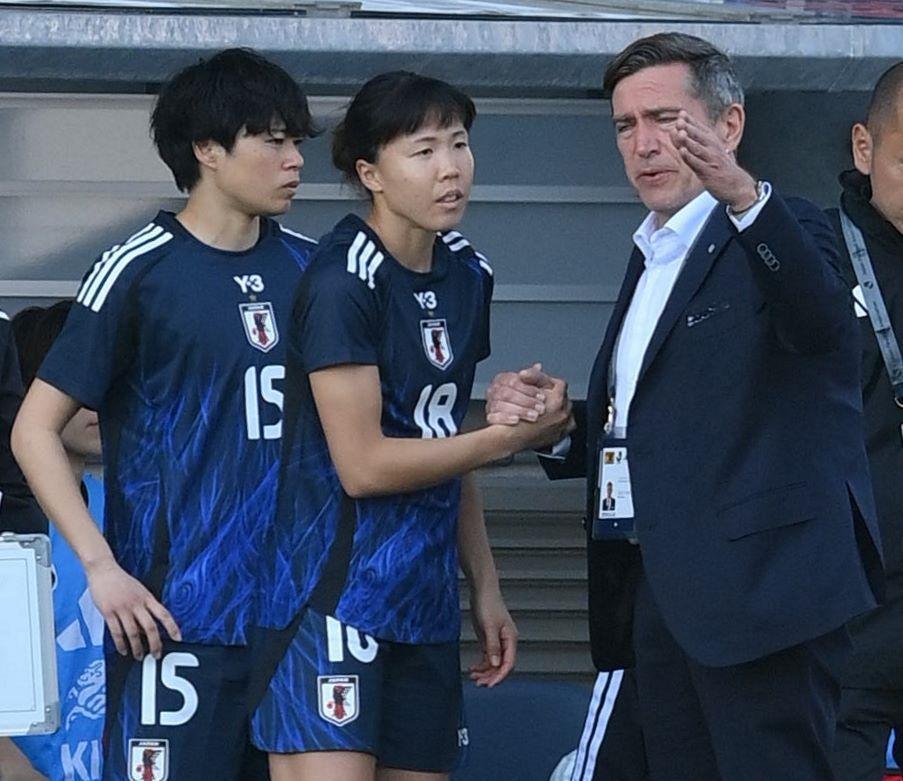 　後半、杉田（中央）と話し込むニールセン監督（右）＝撮影・西田忠信