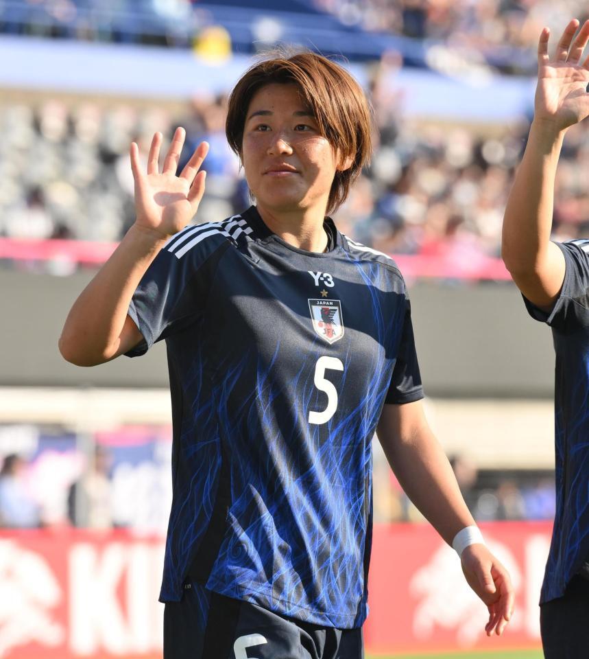 　試合後、サポーターに手を振る高橋はな（撮影・西田忠信）