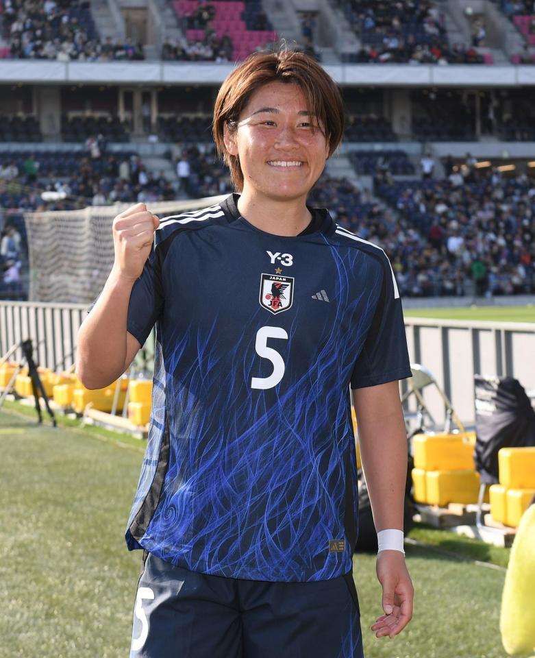 　試合後、同点ゴールを決めた高橋はなは笑顔でポーズする（撮影・西田忠信）